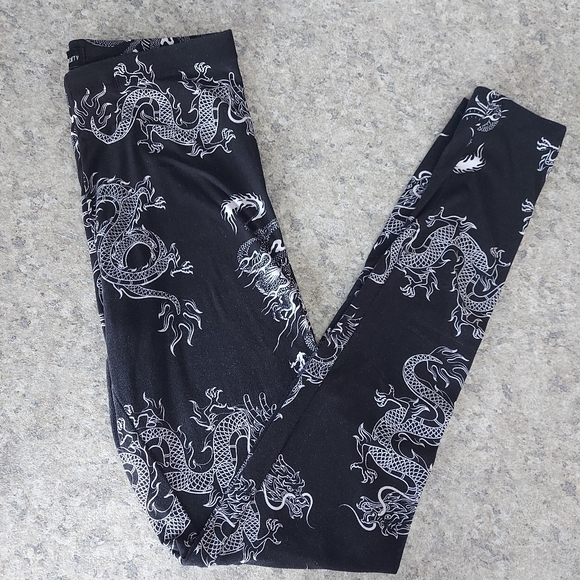 3/25$ SWS Black Leggings with white Dragon Print, size M - Picture 5 of 5